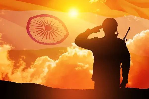 तिरंगे के सामने भारतीय सेना का जवान – ऑपरेशन महादेव में भारत की राष्ट्रीय सुरक्षा और साइबर रक्षा की भूमिका
