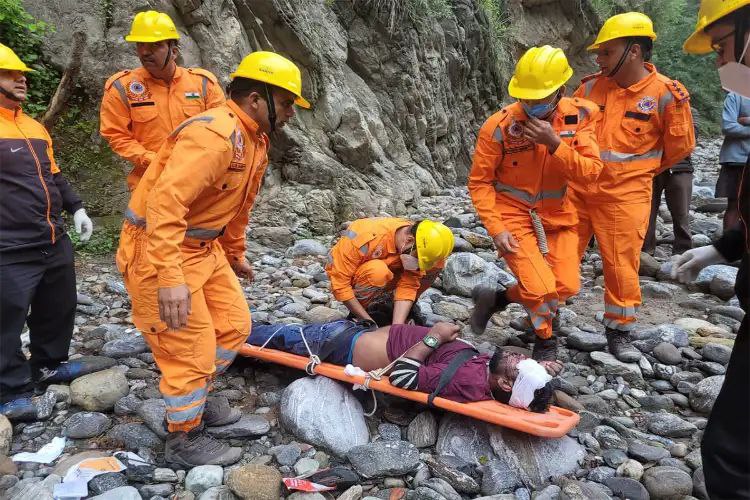 SDRF टीम उत्तरकाशी बाढ़ पीड़ितों को बचाते हुए