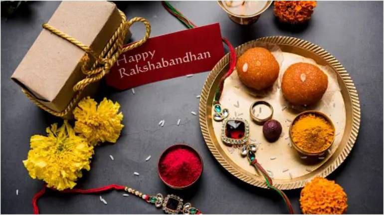 "Happy Rakshabandhan लिखा हुआ पोस्टर जिसमें थाली में पारंपरिक राखी, मिठाई और पूजा सामग्री रखी गई है – भाई-बहन के प्रेम और परंपरा का प्रतीक।"