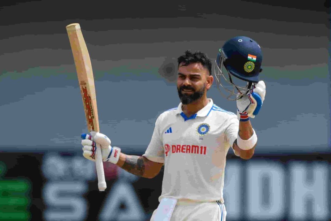 "Virat Kohli टेस्ट शतक के बाद बैट दिखाते हुए, दर्शकों के बीच जोश"