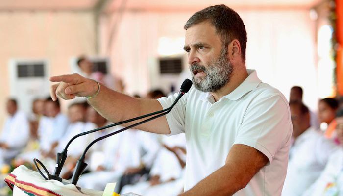 राहुल गांधी चुनावी भाषण देते हुए
