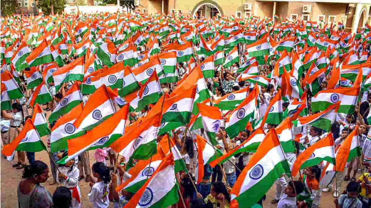 हर घर तिरंगा अभियान 2025 – भारत में राष्ट्रभक्ति की नई लहर 3 भारत का राष्ट्रीय ध्वज लेकर गर्व से खड़े हुए विविध पृष्ठभूमि के भारतीय नागरिक, हर घर तिरंगा अभियान में भागीदारी दिखाते हुए।