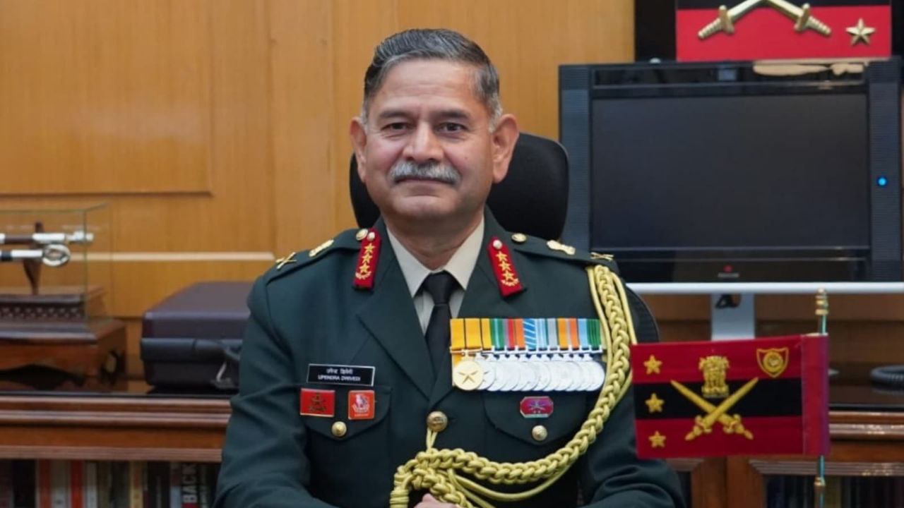 Asim Munir ke Bharat ke khilaf bayan par Bharat ki pratikriya" 2 जनरल उपेंद्र द्विवेदी, भारतीय सेना प्रमुख, प्रेस कॉन्फ्रेंस या सार्वजनिक भाषण देते हुए।