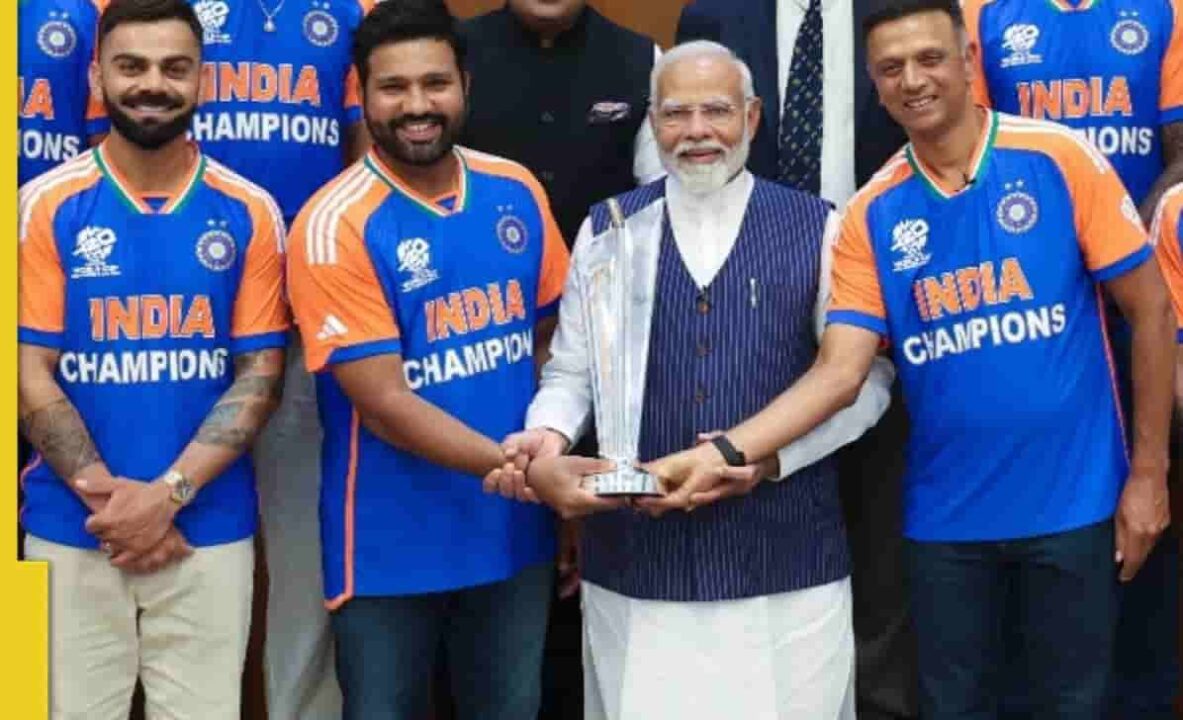 "प्रधानमंत्री नरेंद्र मोदी विराट कोहली, रोहित शर्मा और राहुल द्रविड़ के साथ"