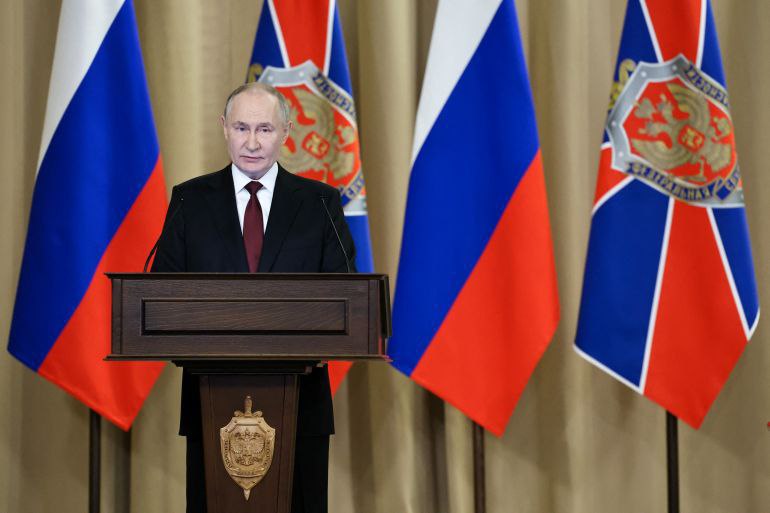 Trump–Putin Summit 2025: प्रमुख फैसले और वैश्विक प्रभाव 2 रूसी राष्ट्रपति व्लादिमीर पुतिन भाषण देते हुए