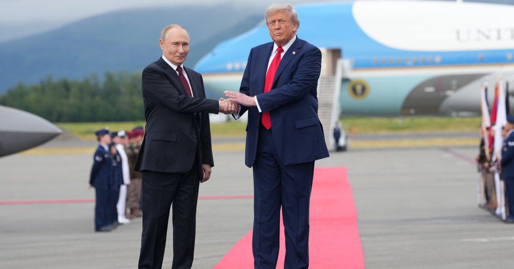 Donald Trump और Vladimir Putin की 2025 Alaska Summit में handshake करती हुई तस्वीर"