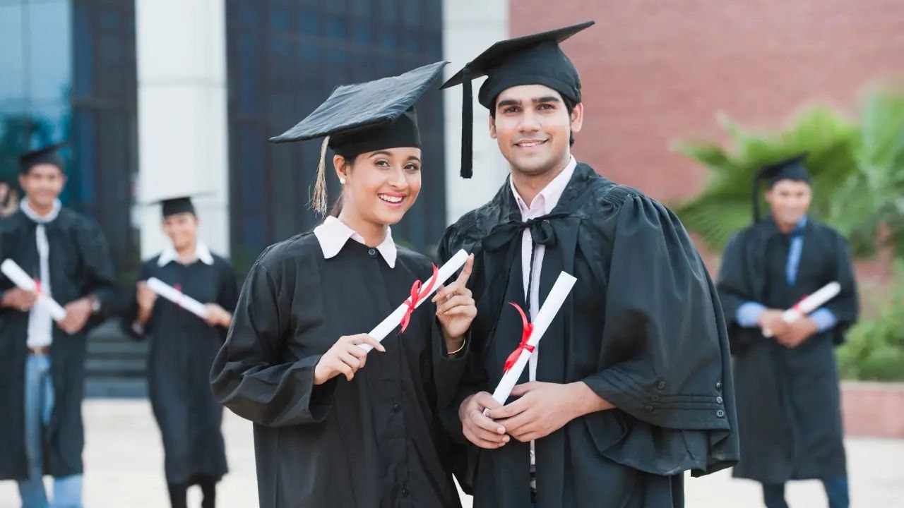Scholarships in India 2025: टॉप 10 सरकारी और प्राइवेट स्कॉलरशिप्स 5 “काले रंग का कपड़ा पहने छात्र/छात्रा Scholarships in India 2025 के लिए पढ़ाई करते हुए”