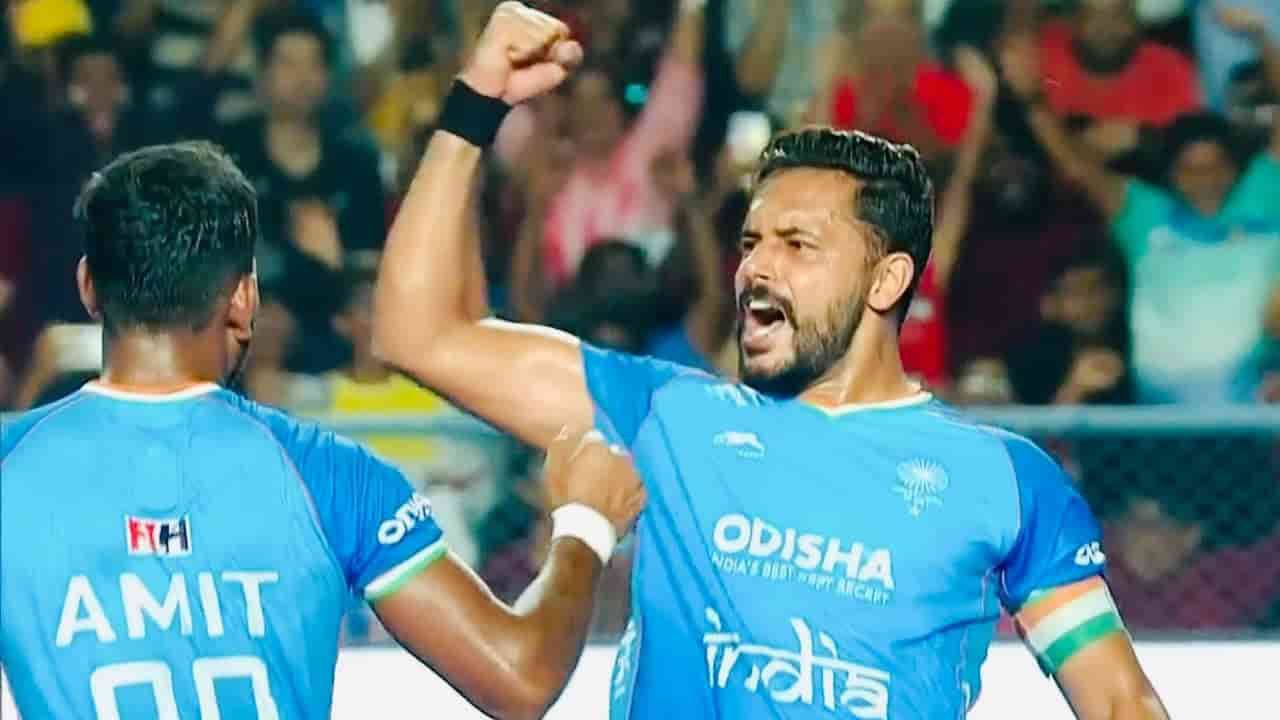 Asia Cup Hockey 2025 Bihar: राजगीर में हॉकी का महामुकाबला 5 भारत के कप्तान हरप्रीत सिंह मैच जीतने के बाद स्टेडियम में तिरंगा लहराते हुए और साथी खिलाड़ियों संग जश्न मनाते हुए।