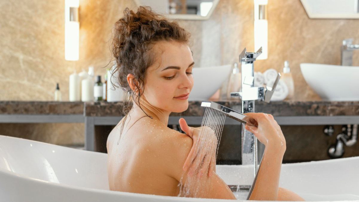 सर्दियों में गुनगुने पानी से स्नान करती महिला, त्वचा स्वास्थ्य और रोज़ नहाने पर विशेषज्ञ सलाह से जुड़ा विषय